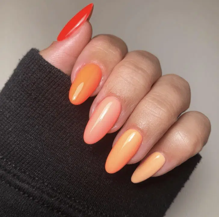 Градиентные оранжевые ногти разных оттенков
