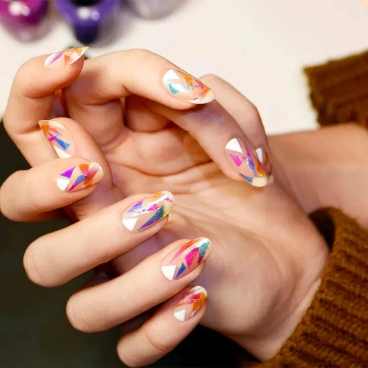 Летний разноцветный маникюр на овальных ногтях средней длины