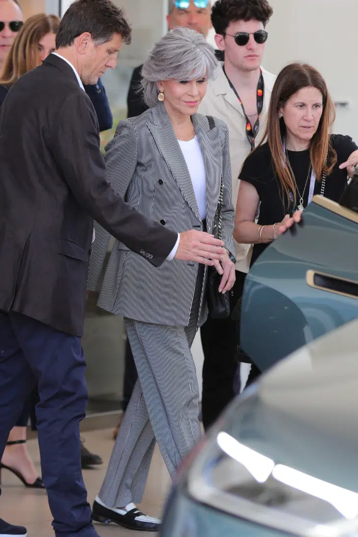 Джейн Фонда в брюках в полоску, пиджаке и черно белых лоферах