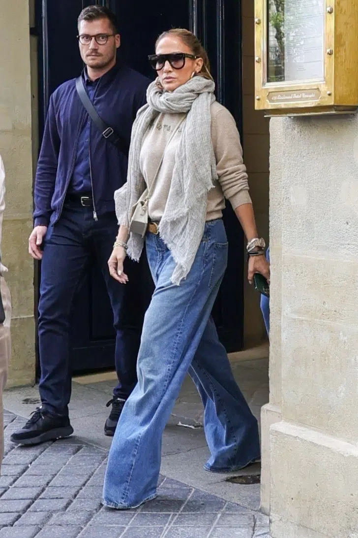 Дженнифер Лопес в мешковатых джинсах в пол и джемпере