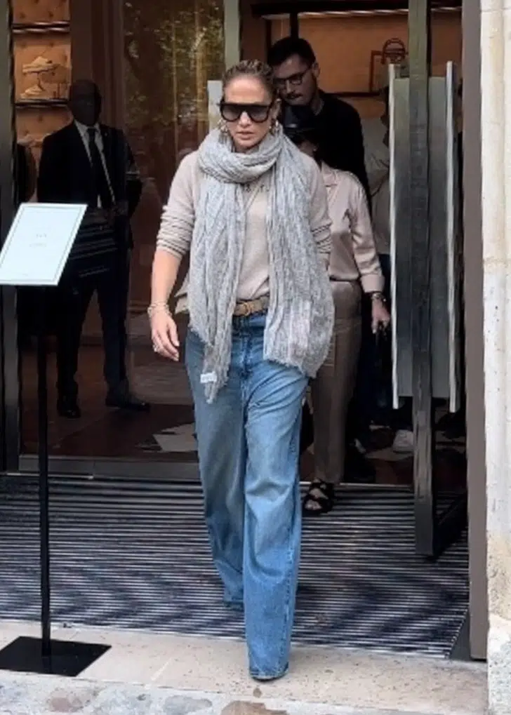 Дженнифер Лопес в широких джинсах выходит из ресторана в Париже