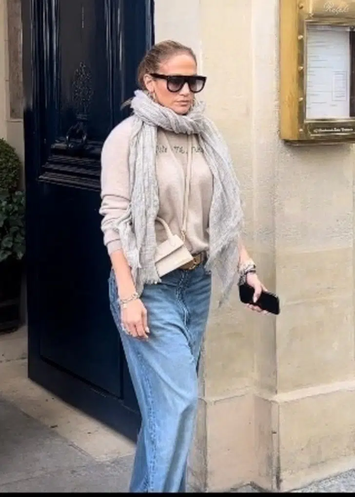 Дженнифер Лопес в джинсах, джемпере и шарфе, обвязанном вокруг шеи