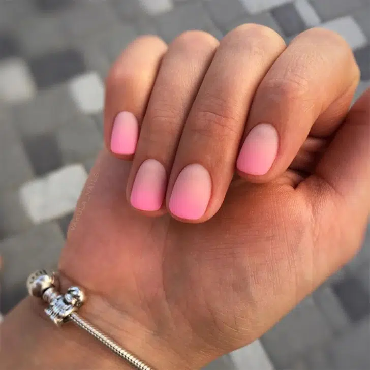 Матовый маникюр омбре розового цвета на коротких квадратных ногтях