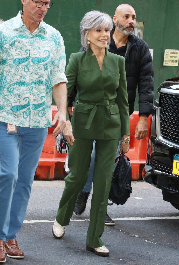 Джейн Фонда в зеленом костюме и белых лоферах