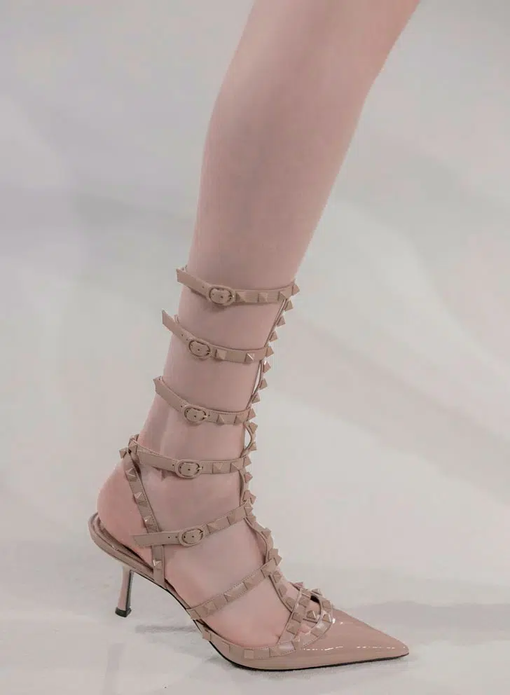 Модель в бежевых туфлях на ремешках от valentino