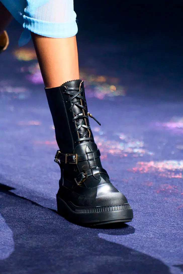 Модель в черных ботинках на шнуровке и платформе от fendi