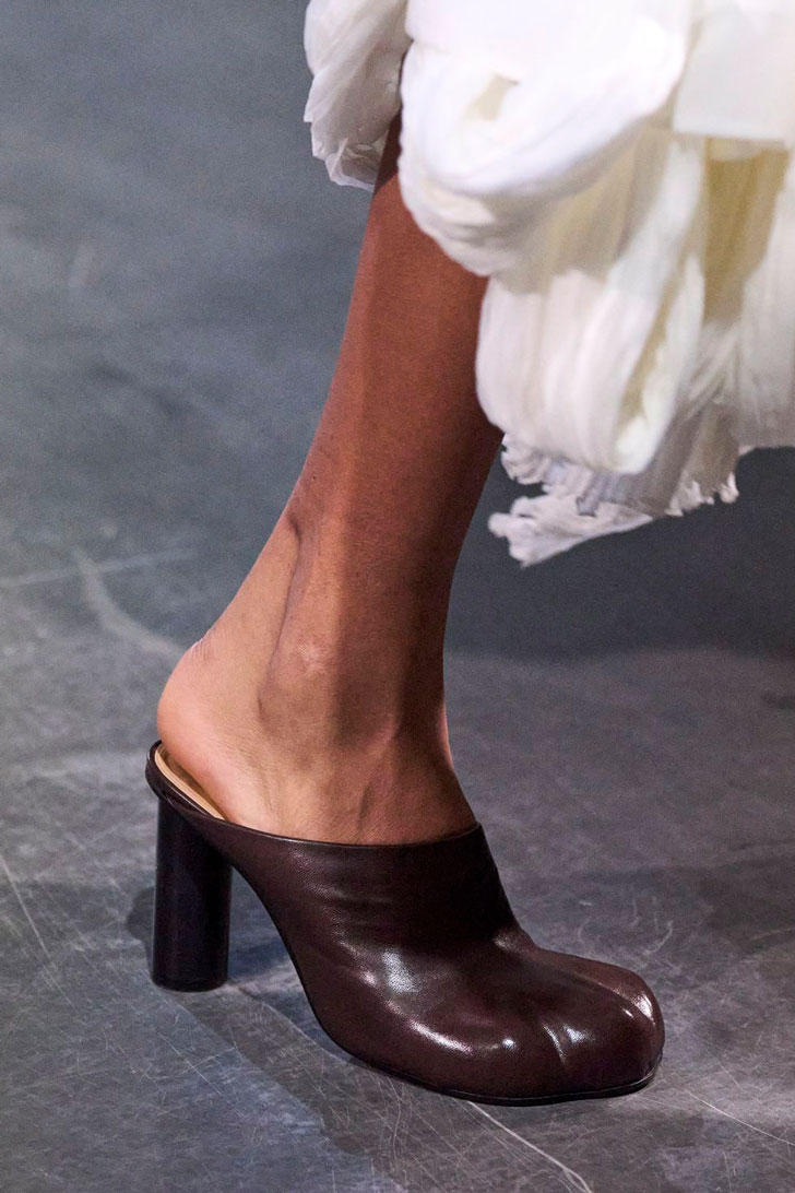 Модель в коричневых сабо на каблуке и круглым носком от jw anderson