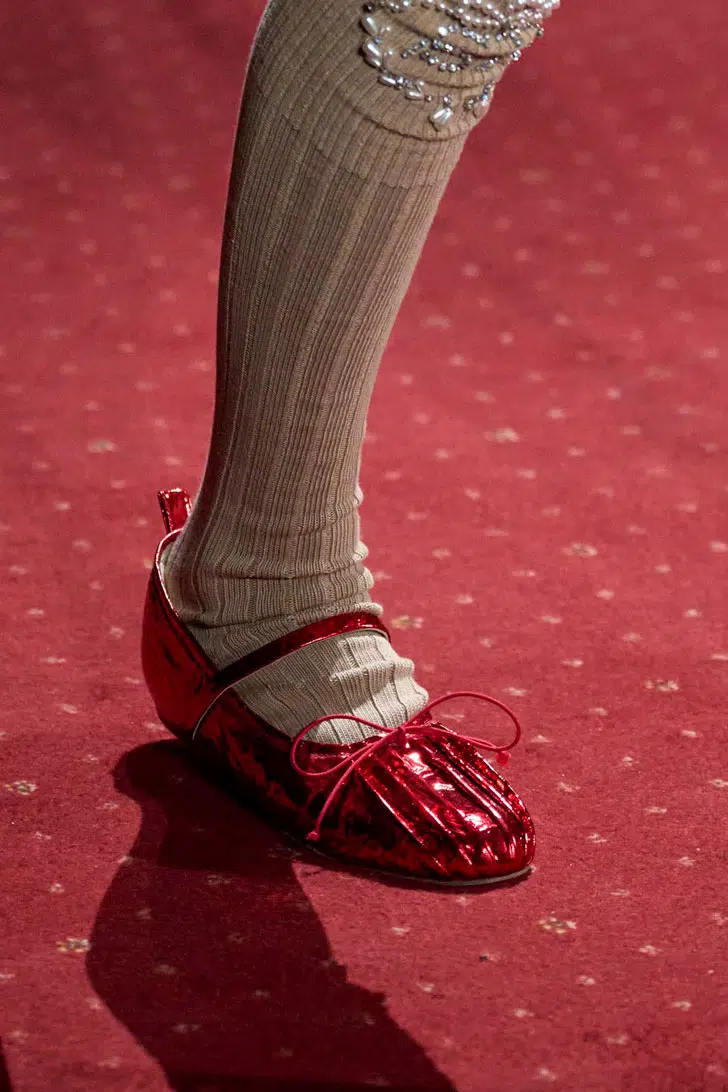 Модель в красных туфлях на ремешке от Simone Rocha