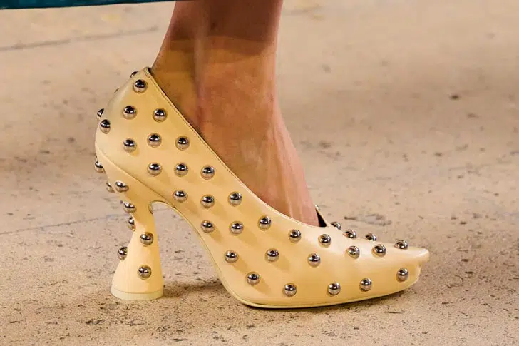 Модель в желтых туфлях оригинальной формы с заклепками от lanvin