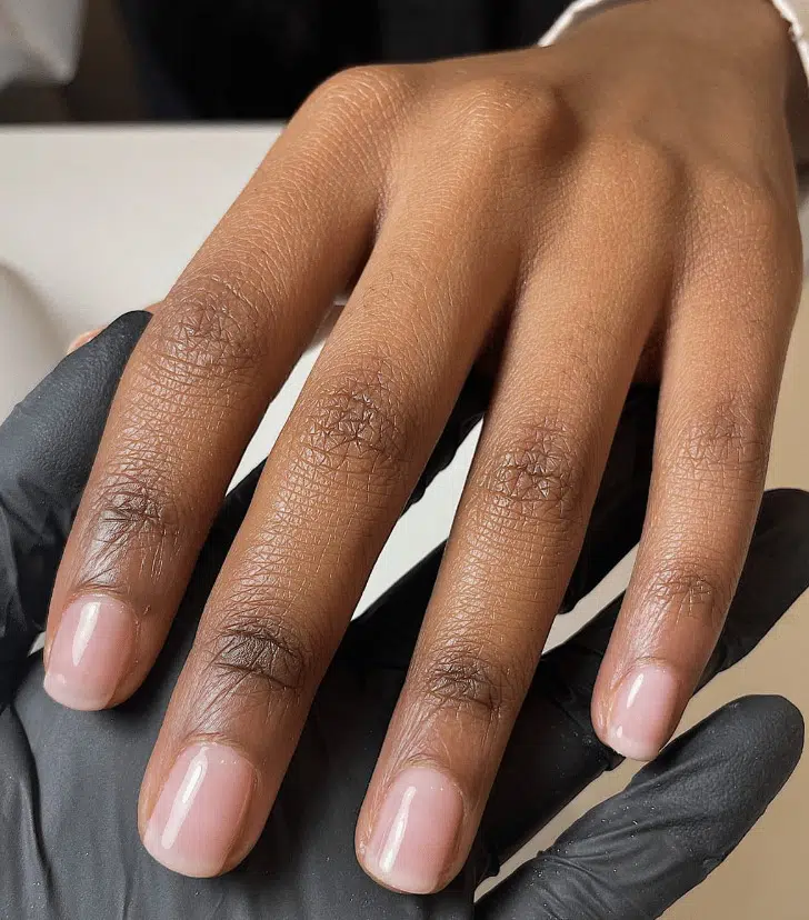 Натуральный маникюр на коротких квадратных ногтях с полоской френча