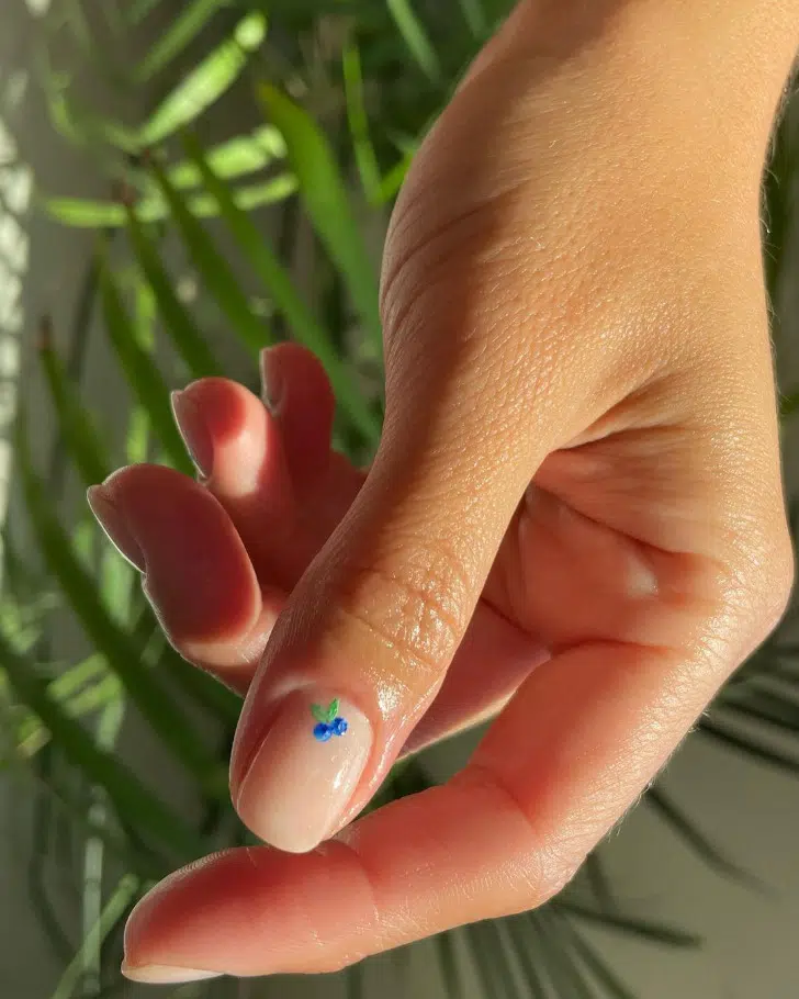 Натуральный маникюр с ягодным принтом на коротких ногтях