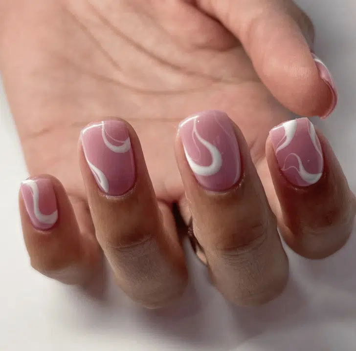 Нейтральный маникюр с белыми завитками на коротких квадратных ногтях