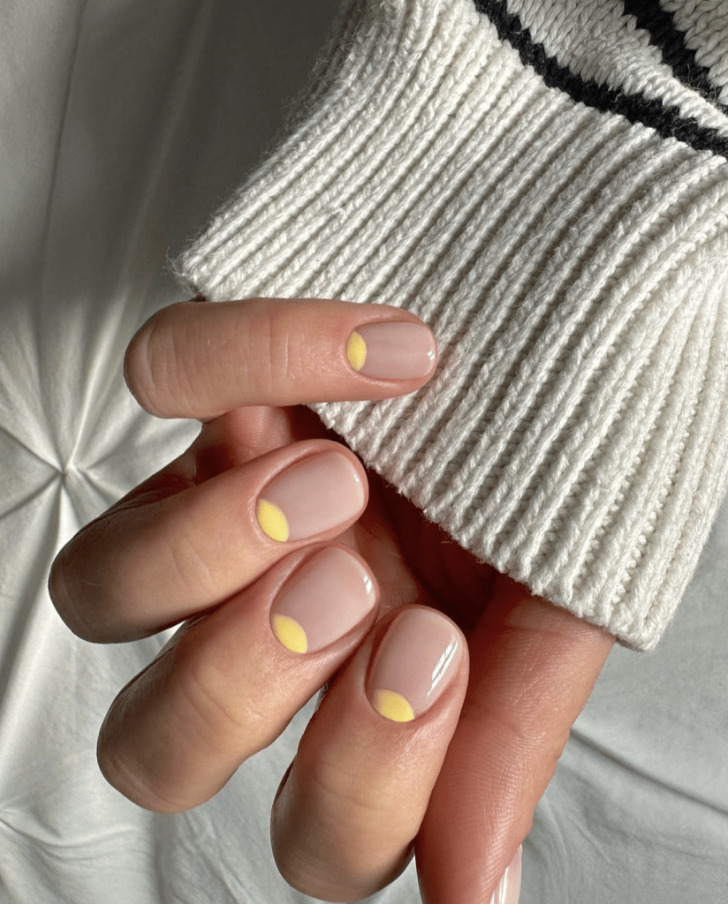 Нейтральный маникюр с желтым акцентом у основания на коротких натуральных ногтях