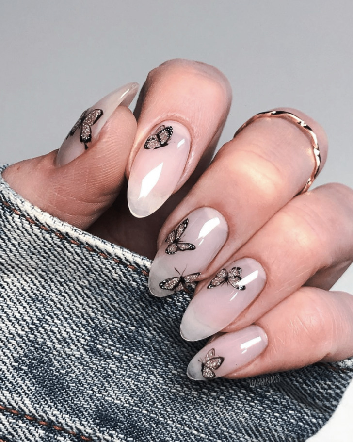 Нейтральный маникюр с бабочками и блестками на длинных миндальных ногтях