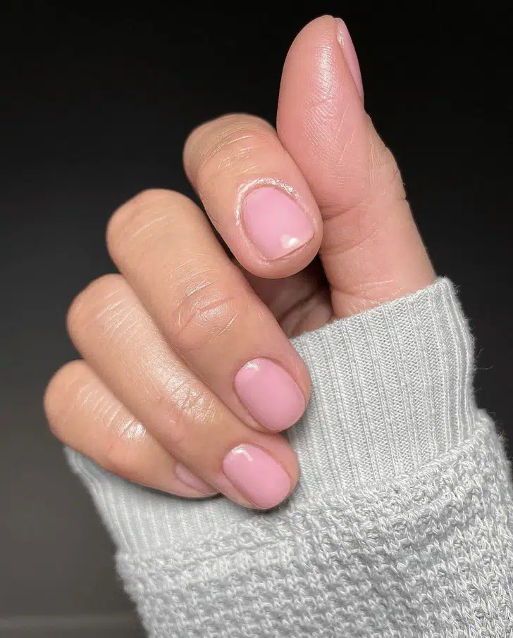Нежно-розовый маникюр с блеском на натуральных коротких ногтях