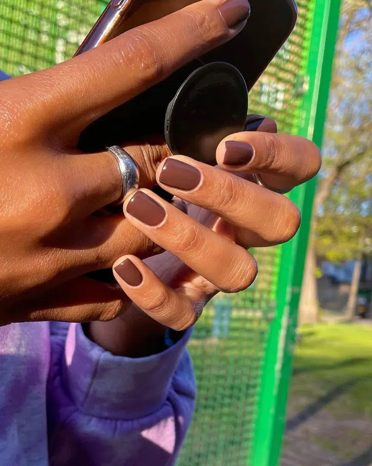 Однотонный коричневый маникюр на коротких натуральных ногтях