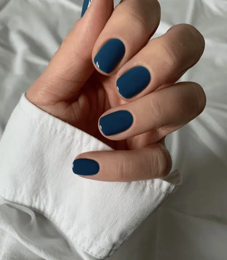 Однотонный синий маникюр на коротких ногтях