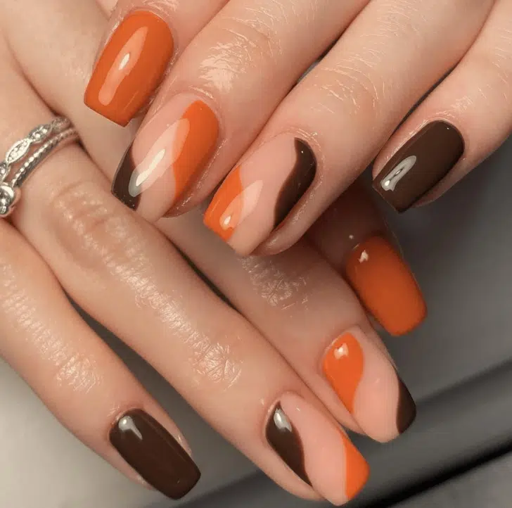 Оранжево-коричневый абстрактный маникюр на ухоженных квадратных ногтях