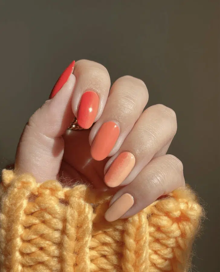 Оранжевый градиент на овальных ногтях средней длины