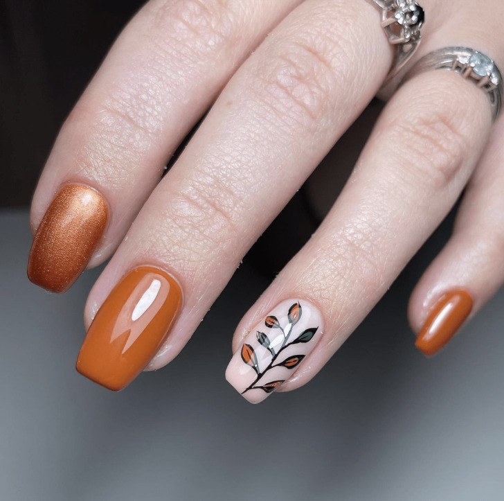 Оранжевый маникюр с блестками и растительным принтом на квадратных ногтях