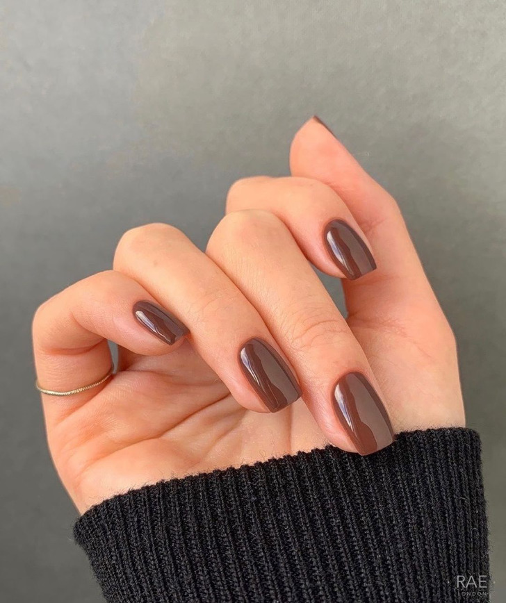 Осенний коричневый маникюр на коротких квадратных ногтях