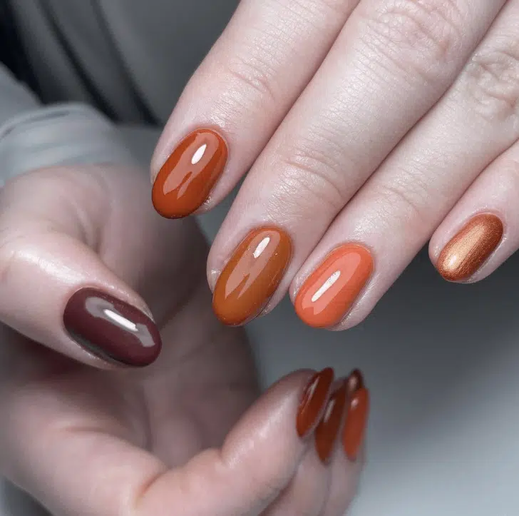 Осенний маникюр в однородных коричневых оттенках на овальных ногтях