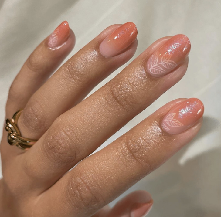 Персиковое омбре с растительным принтом на овальных ногтях средней длины