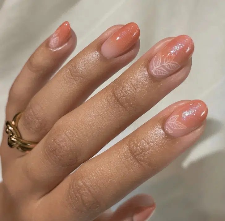 Персиковое омбре с растительным принтом на овальных ногтях средней длины