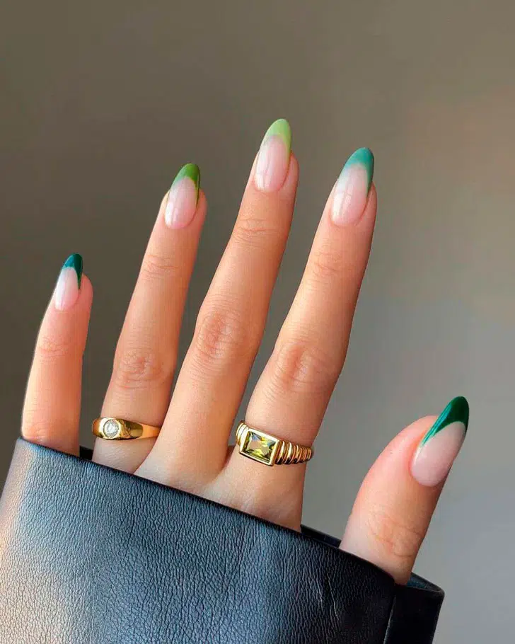 Разноцветный зеленый френч на миндальных длинных ногтях