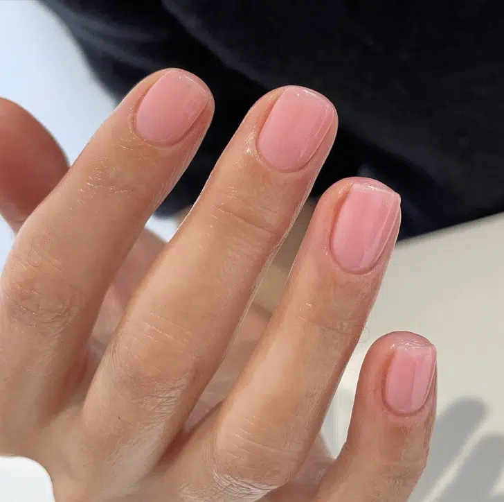 Розоватый маникюр с блеском для губ на коротких квадратных ногтях