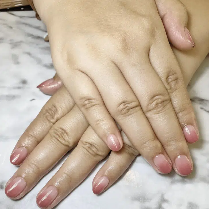 Розовое омбре на коротких овальных ногтях