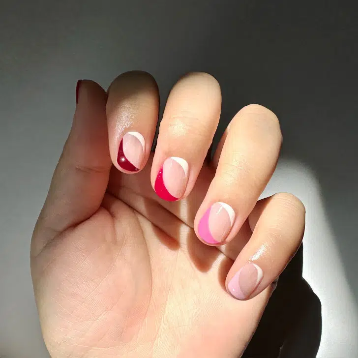 Розовый диагональный френч на коротких овальных ногтях