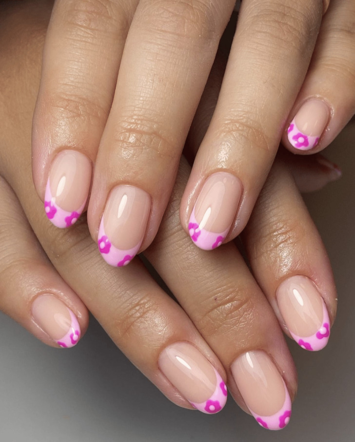 Розовый френч с цветочным принтом на овальных ногтях средней длины