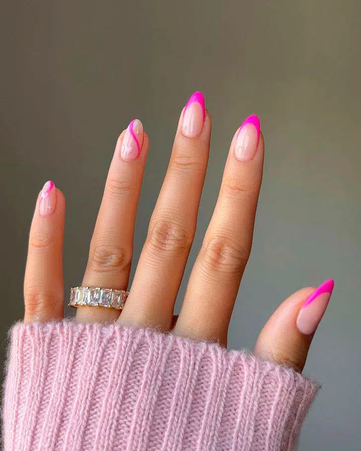 Розовый френч с завитками на миндальных ногтях средней длины