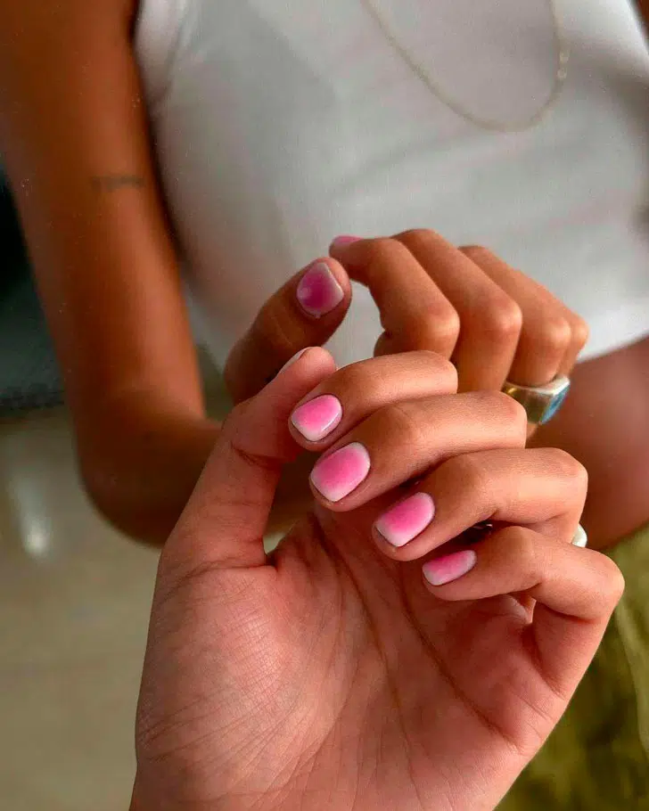 Розовый маникюр ауры на коротких ухоженных ногтях