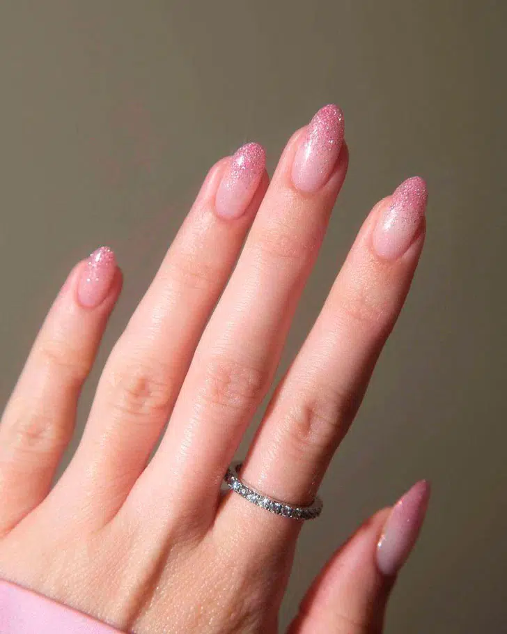 Розовый маникюр омбре с блестками на миндальных ногтях средней длины