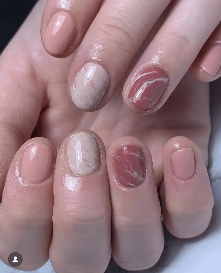 Розовый маникюр омбре с мраморным принтом на натуральных овальных ногтях