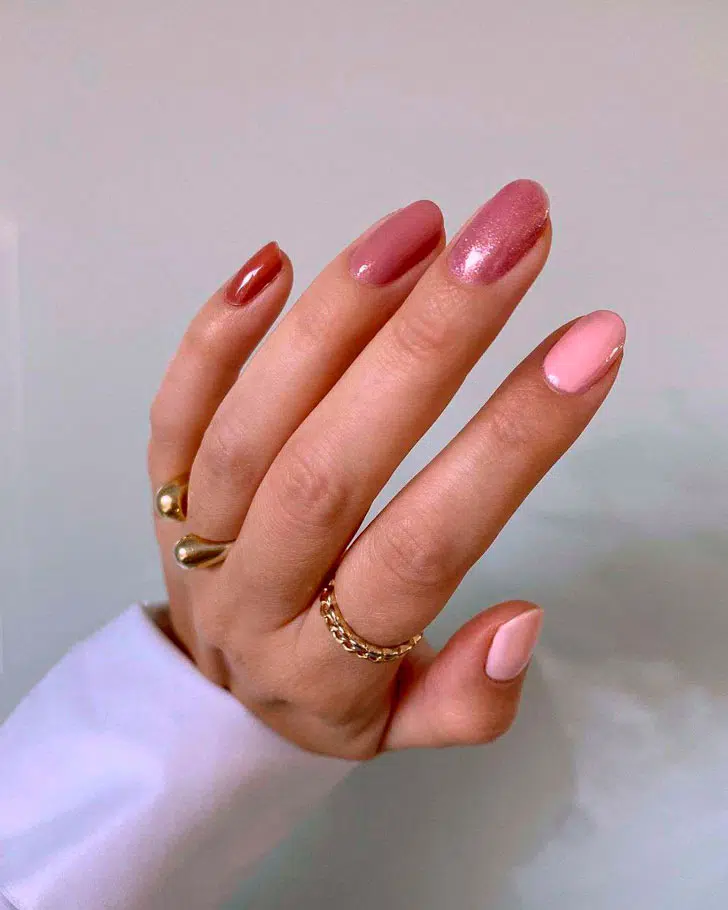 Розовый маникюр с блестками на коротких овальных ногтях