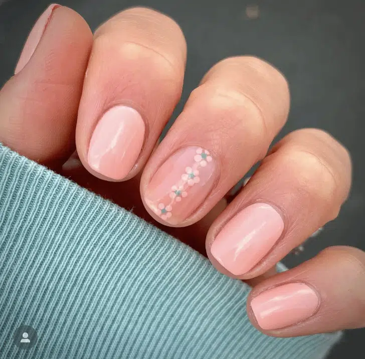 Розовый маникюр с цветочным принтом на коротких натуральных ногтях