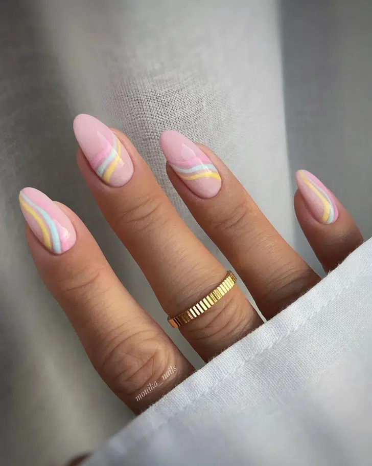 Розовый маникюр с пастельными завитками на миндальных ногтях средней длины