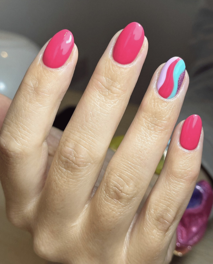 Розовый маникюр с разноцветными завитками на овальных натуральных ногтях