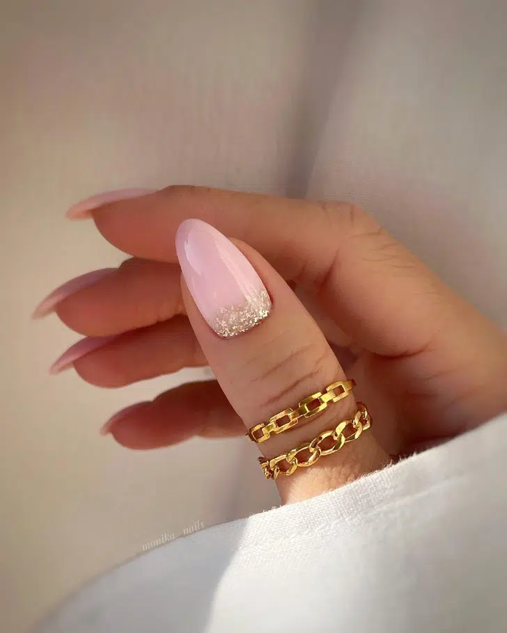 Розовый маникюр с серебристыми блестками на миндальных ногтях