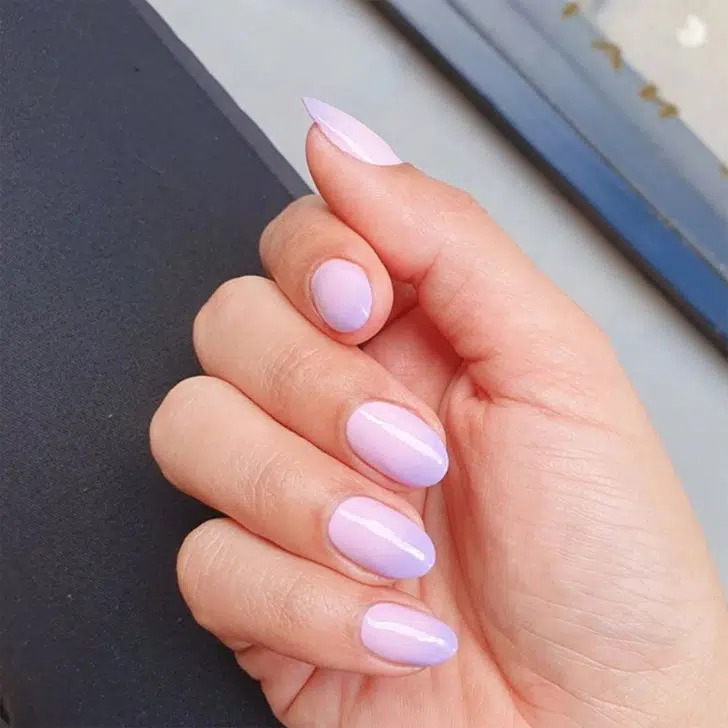 Светло-фиолетовый маникюр омбре на овальных ногтях средней длины