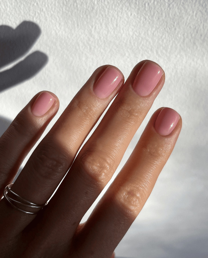 Светло-розовый маникюр на коротких квадратных ногтях