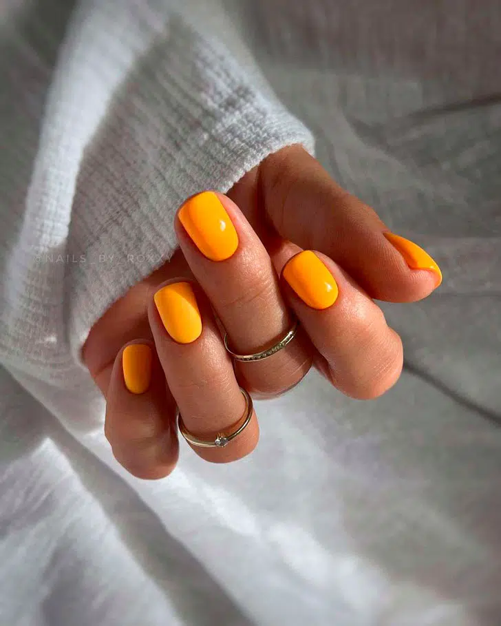 Яркий оранжевый маникюр на коротких квадратных ногтях