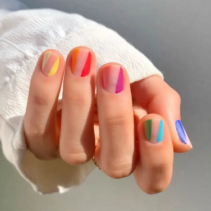 Яркий разноцветный маникюр на коротких натуральных ногтях