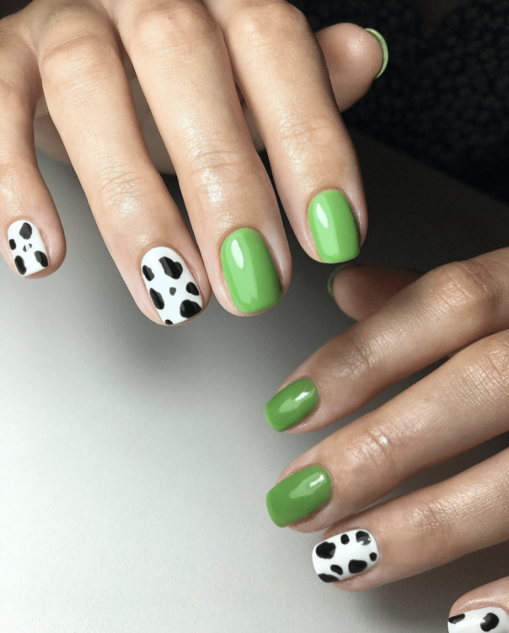 Зеленый маникюр с коровьим принтом на коротких квадратных ногтях