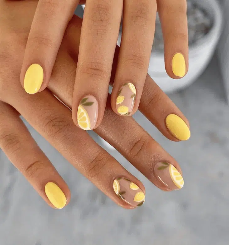 Желтый маникюр с лимонным принтом на коротких овальных ногтях