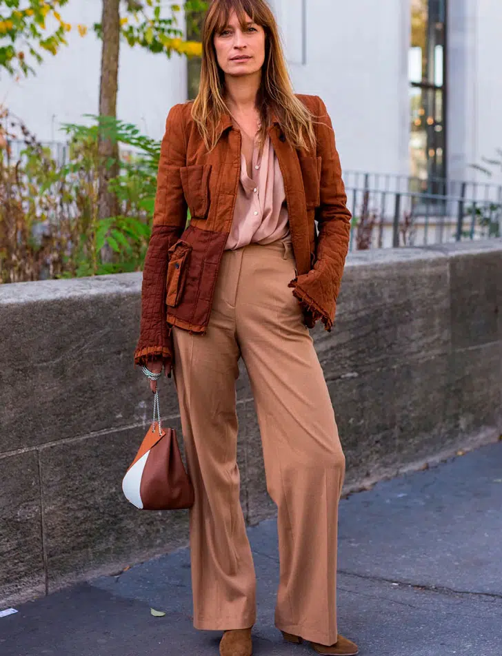 Женщина в широких брюках, коричневом жакете и шелковой блузке
