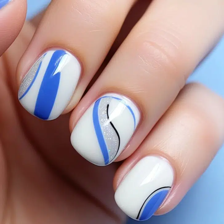 Белый маникюр с голубыми завитками и блестками на коротких квадратных ногтях